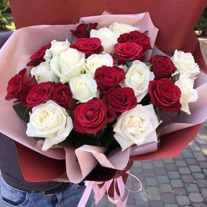 шикарный букет из 21 красной и белой розы для любимой жены ко дню рождения