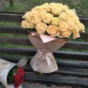 51 кремовая роза в Бердянске фото