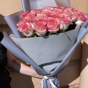 51 розовая роза Джумилия в Бердянске фото