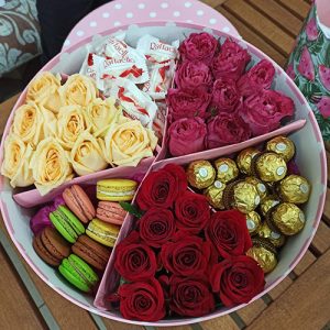 розы, конфеты и макаруны в коробке Бердянск фото