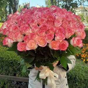 101 бело-розовая роза в Бердянске фото