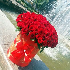 букет 101 роза красная в шляпной коробке фото