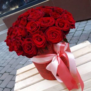 51 червона троянда в капелюшній коробці в Бердянську фото