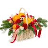 фрукты и розы в корзине с новогодними украшениями