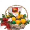 цитрусы в корзине с новогодним декором