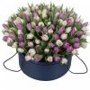 101 тюльпан (2 цвета) в шляпной коробке фото