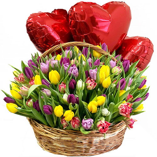 Подарок "Трепетная любовь" (75 тюльпанов в корзине и шарики) фото подарка