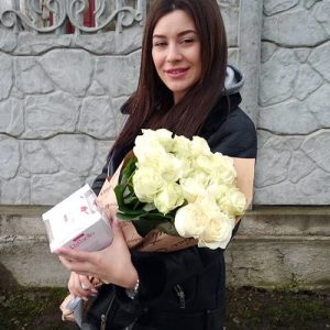 15 белых роз в Бердянске фото