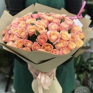 Большой букет из 51 розы кораллового цвета сорта Мисс Пигги покорит вашу избранницу 