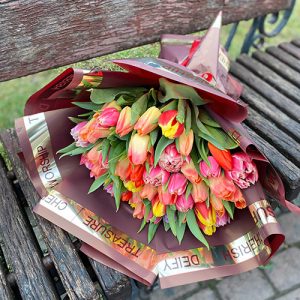 букет 45 разноцветных тюльпанов фото