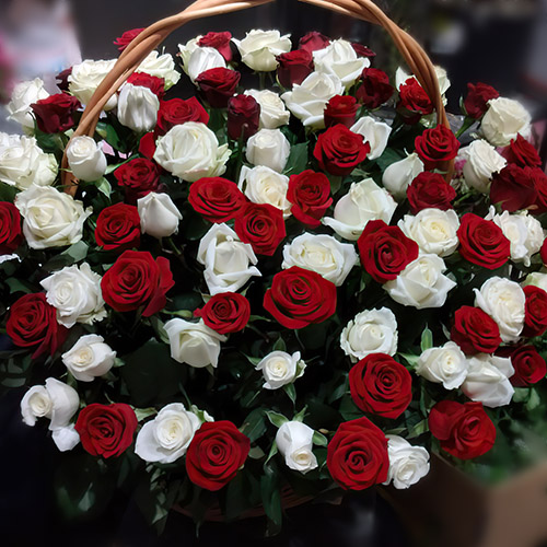 Фото товара Корзина красных и белых роз