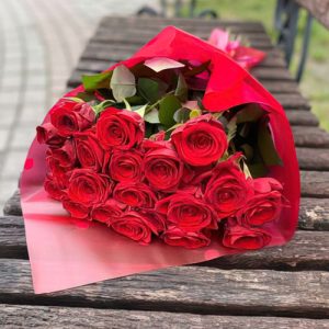 букет из 21 красной розы в Бердянске фото