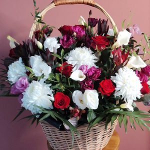 кошик квітів на похорон троянди, папороть, хризантема фото